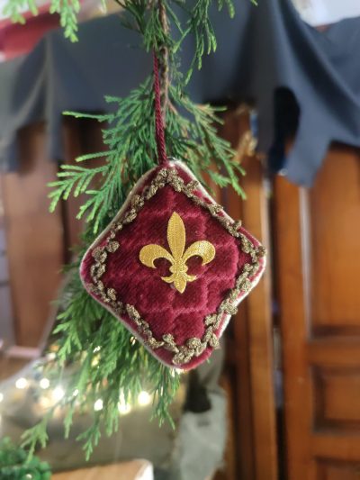 décoration en tissu d'inspiration médiévale fantasy suspendue à une branche de sapin