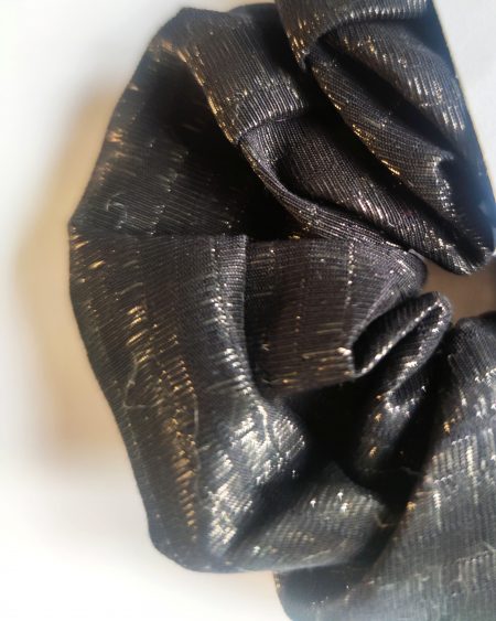 détails du chouchou fantasy en brocart noir et reflets métallisés or