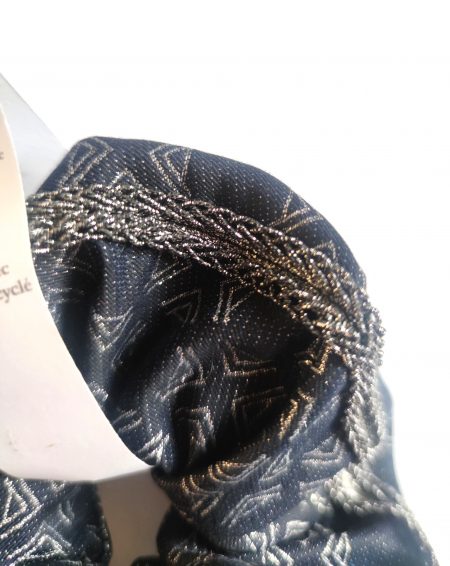 détails du chouchou fantasy en brocart marine avec galon métal argent