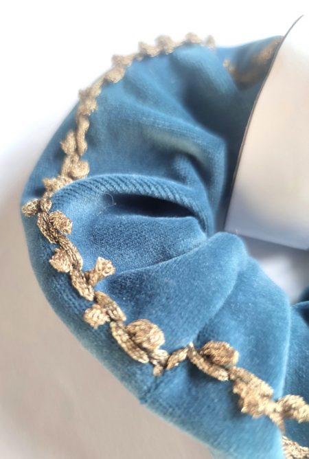 détails du chouchou fantasy en velours bleu de Berlin orné d'un galon ancien feuillage vieil or