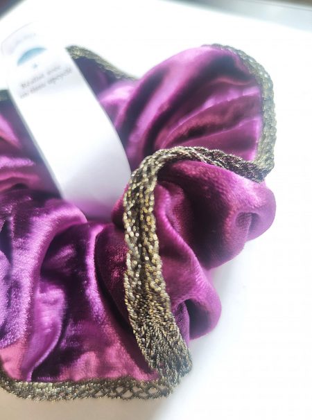 détails du chouchou fantasy en velours ras pourpre orné d'un galon ancien vieil or