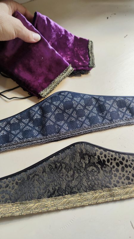 Ceinture-fantasy-conte-de-fee-marine argenté, ainsi qu'un eautre en brocard noir/kaki et une paire de manchettes en velours pourpre