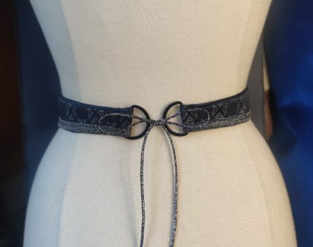 Ceinture-fantasy-conte-de-fee-marine argenté portée par un mannequin de dos