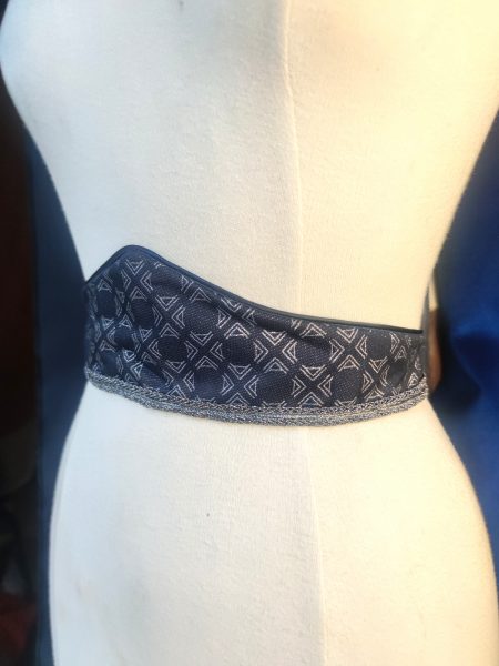 Ceinture-fantasy-conte-de-fee-marine argenté portée par un mannequin de côté