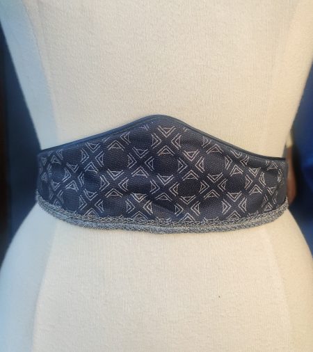 Ceinture-fantasy-conte-de-fee-marine argenté portée par un mannequin