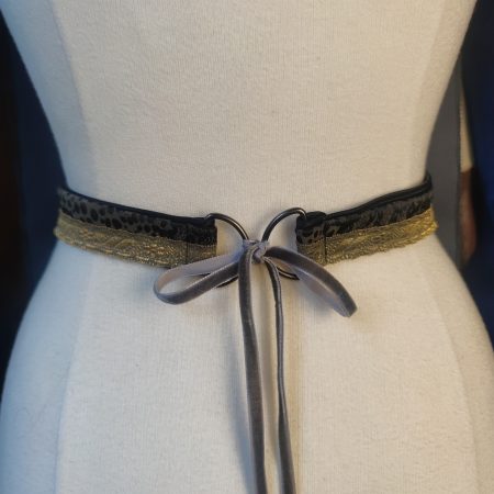 Ceinture-fantasy-conte-de-fee-brocard noir et kaki galon doré portée par un mannequin de dos
