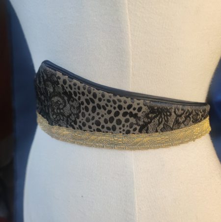 Ceinture-fantasy-conte-de-fee-brocard noir et kaki galon doré portée par un mannequin de coté