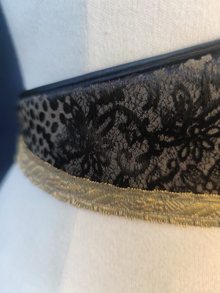 détail Ceinture-fantasy-conte-de-fee-brocard noir et kaki galon doré portée par un mannequin