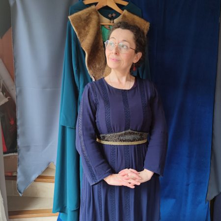 Ceinture-fantasy-conte-de-fee-brocard noir et kaki galon doré portée sur une robe moderne