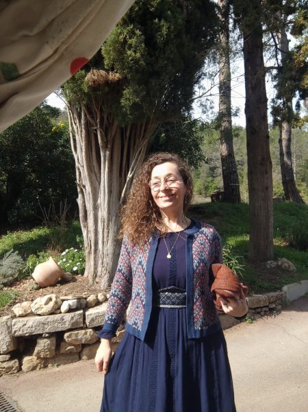 Ceinture-fantasy-conte-de-fee-marine argenté portée sur une tenue moderne